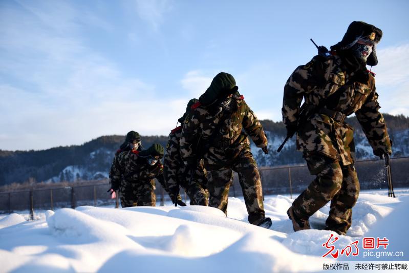 边防官兵零下30℃极寒天气坚守岗位守边疆(2)