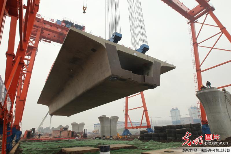 郑阜高铁河南许昌段成功架设首榀箱梁(3)_焦点 _光明网