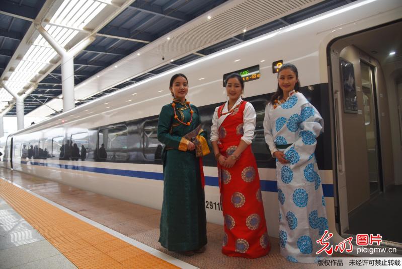 昆明至北京高铁首发 命名为世界的香格里拉号