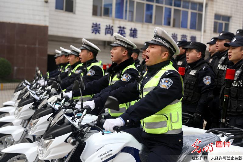 2017年1月17日,湖北省宜昌市夷陵区公安民警在集中领取新摩托警车.