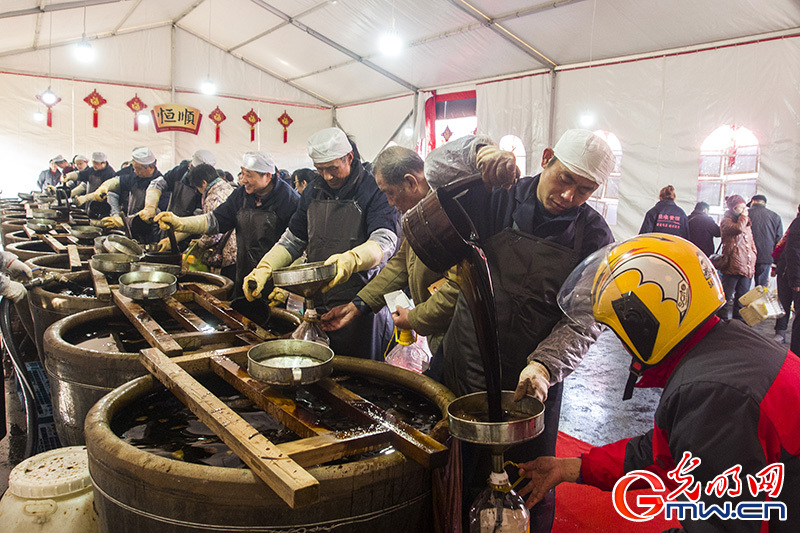 江苏镇江再现"万人打酱油"盛况(2)_焦点_光明网