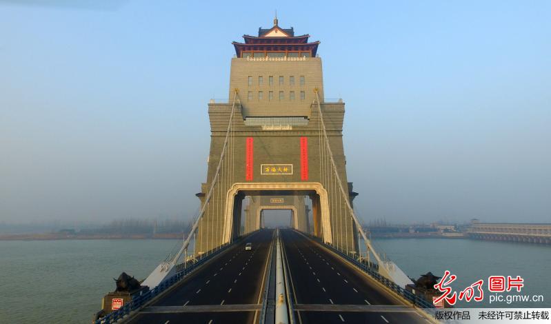 扬州城门挂巨幅春联 喜气洋洋过大年