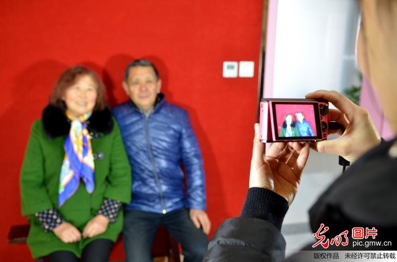 【光明图刊】情人节各地新人扎堆领证