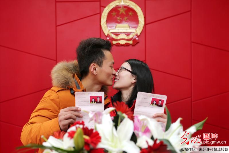 【光明图刊】情人节各地新人扎堆领证
