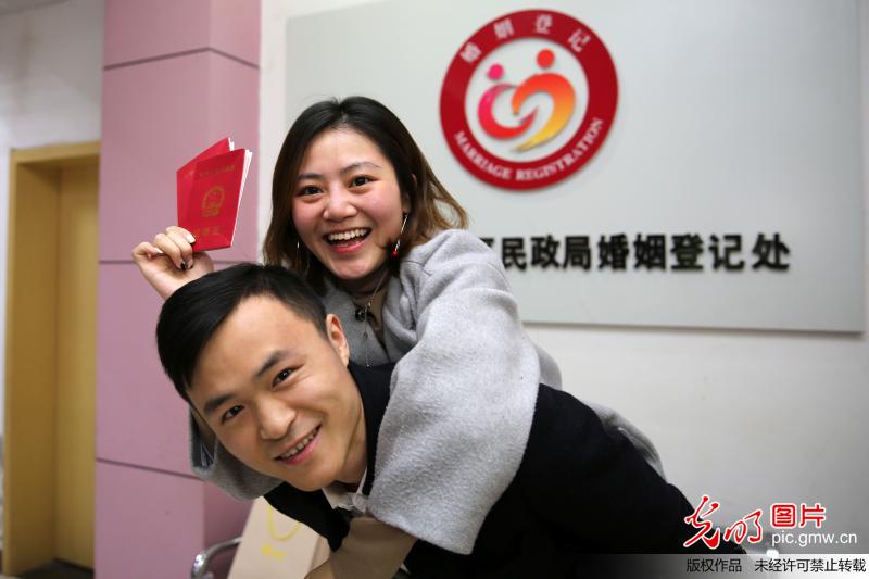 【光明图刊】情人节各地新人扎堆领证