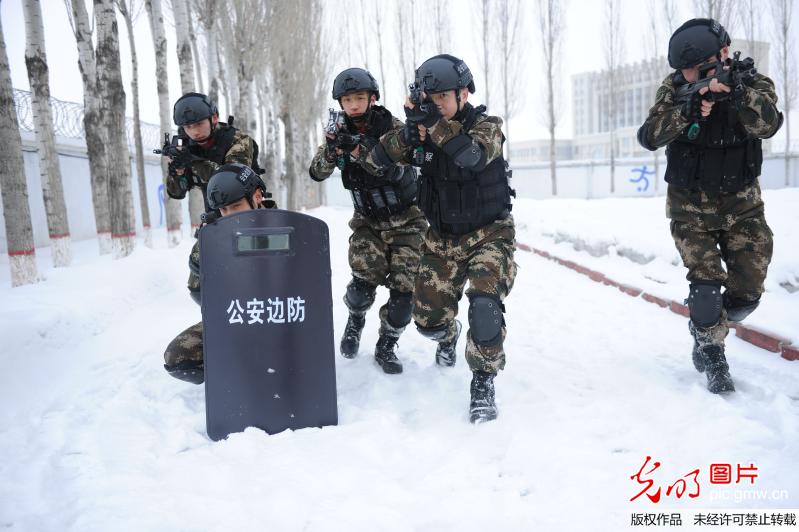 武警新疆公安边防总队极端气候练精兵