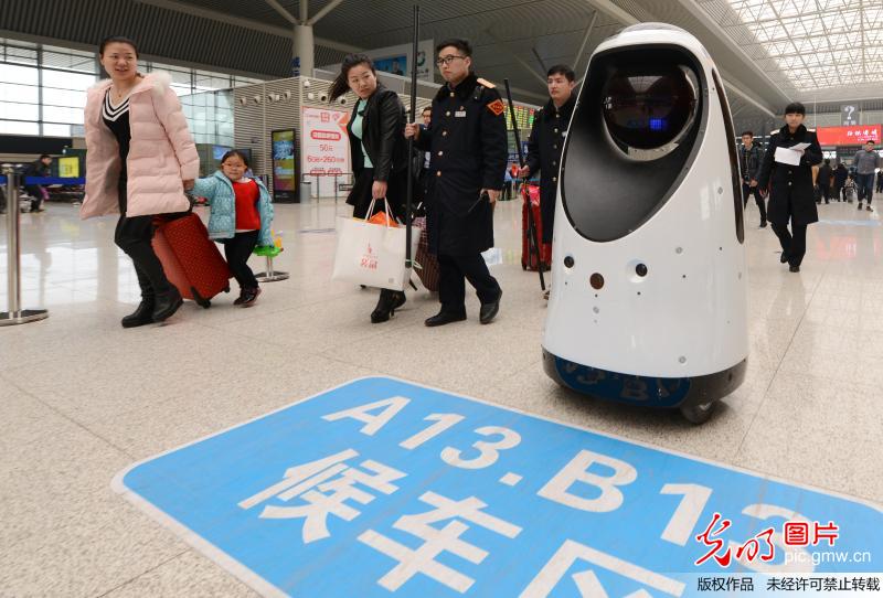 郑州东站“机器警长”上岗 可抓取面部信息进行识别 郑州东站“机器警长”上岗 可抓取面部信息进行识别