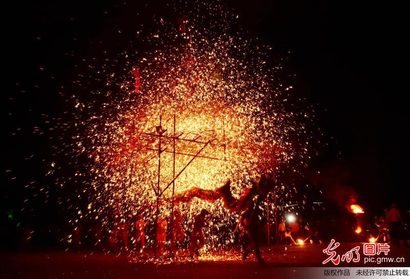 国家级非遗“确山铁花”魅力绽放