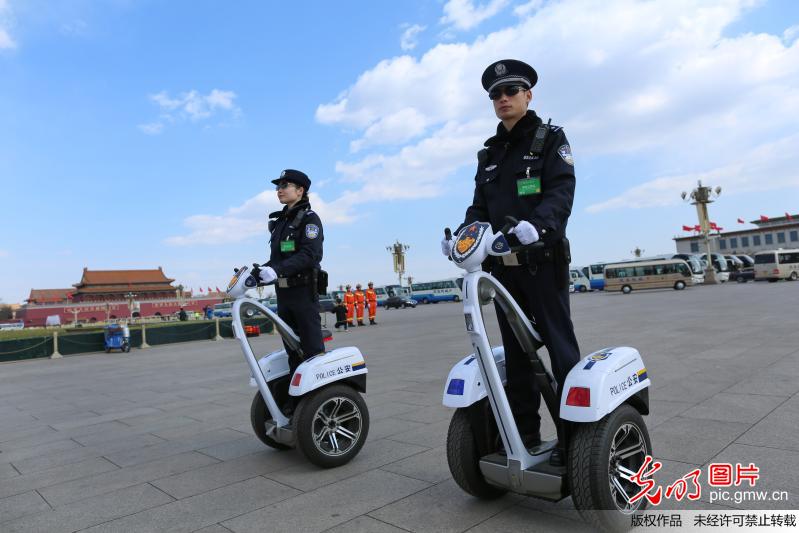两会花絮：彩旗在湛蓝的天空下飘扬