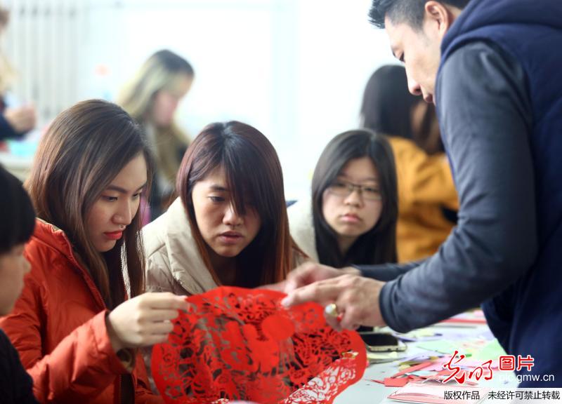 新加坡大学生津门感受中国文化 新加坡大学生津门感受中国文化