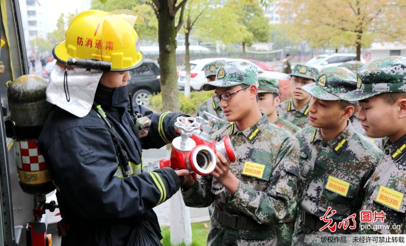 江苏南通成立首家高校大学生退役士兵消防队(