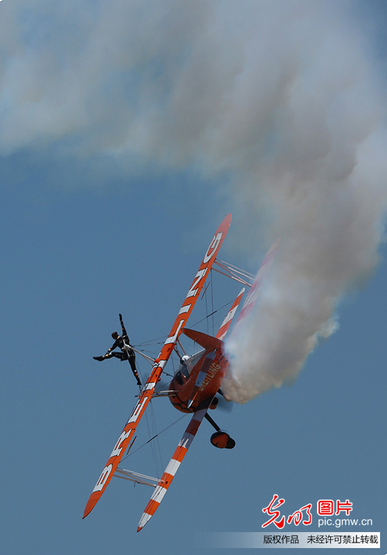 行走机翼特技飞行惊艳郑州航展(15)_焦点_光明网
