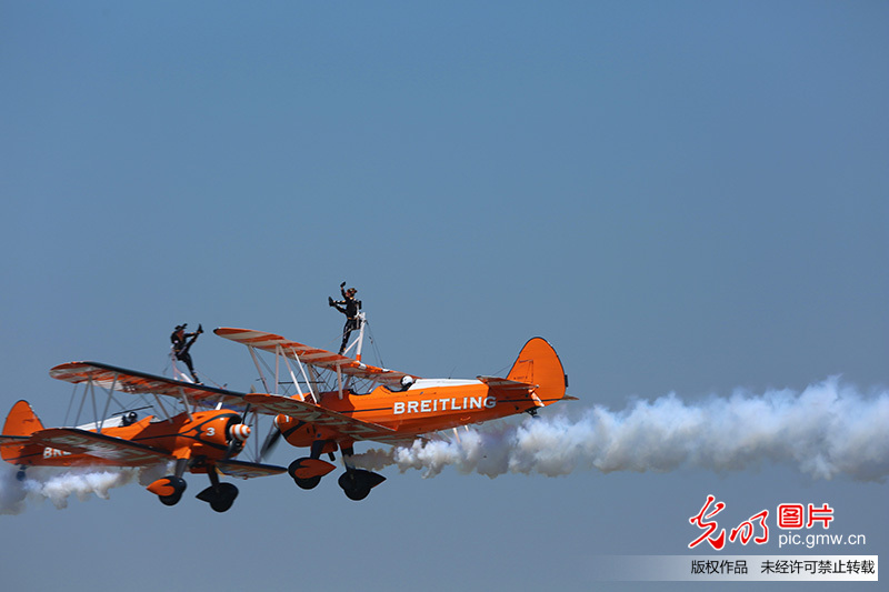 行走机翼特技飞行惊艳郑州航展(17)_焦点_光明网