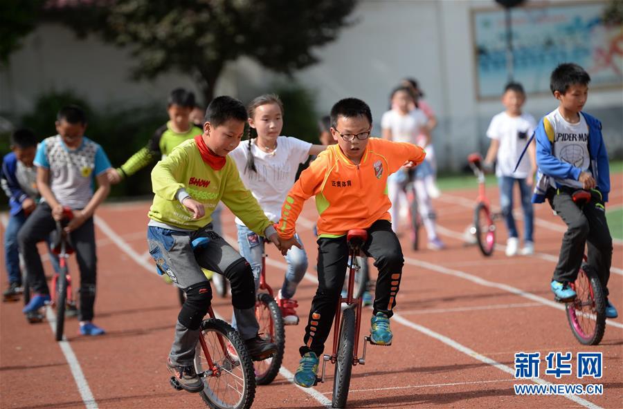 独轮车上的马腾空小学 (体育)(1)独轮车上的马腾空小学