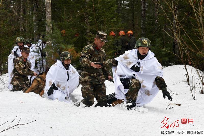 五月天池-17℃!边防战士野外练兵 五月天池-17℃!边防战士野外练兵