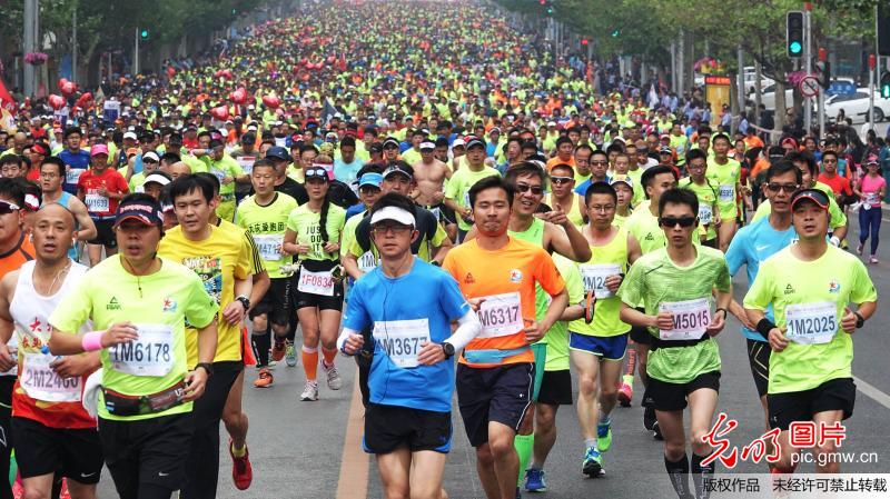 第30届大连国际马拉松赛鸣枪开跑