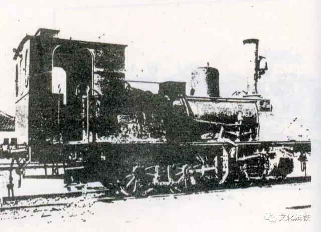用于胶济铁路修建初期推运物料的倒车机。1914年11月,日本占领胶济铁路,将车头房更名为青岛车辆所机关车库。1923年2月1日,胶济铁路接收完毕,胶济铁路管理局设胶济铁路机务第一段。1951年6月26日夜。青岛机务段赴朝机车1631号,在朝鲜战场执行任务时,遇敌机空袭,乘务员冒着生命危险保护了弹药车,包乘组荣立集体大功。