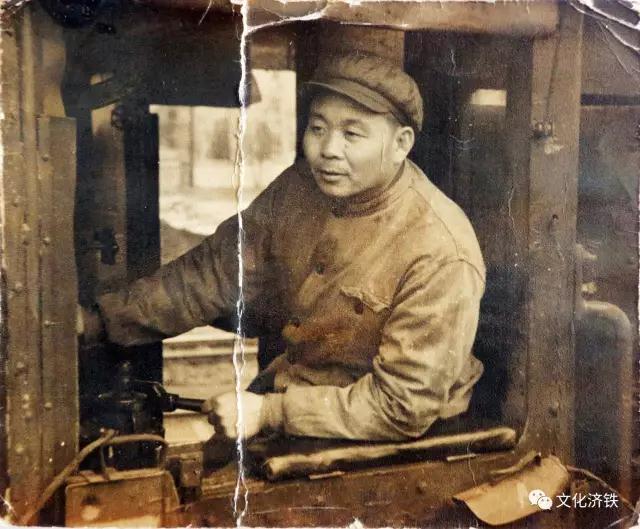 全国劳模杜希贤,1925年出生,山东高密人,1945年8月入路,在青岛机务段任擦车夫。1949年7月调徐州机务段任司炉、副司机。1956年1月调青岛机务段任司机、机车队长。1956至1959年三年内消灭了一切责任事故。他所在的调车队至1959年9月,连续1307天无任何责任事故。