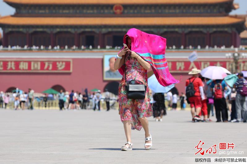 北京迎高温天气 游客热情不减(1)