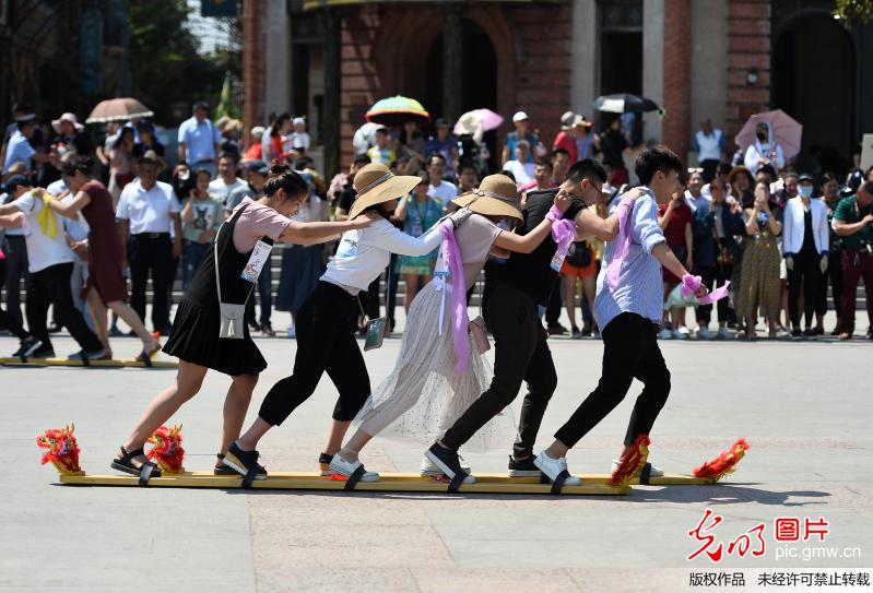 山东枣庄:端午趣味旱地龙舟赛