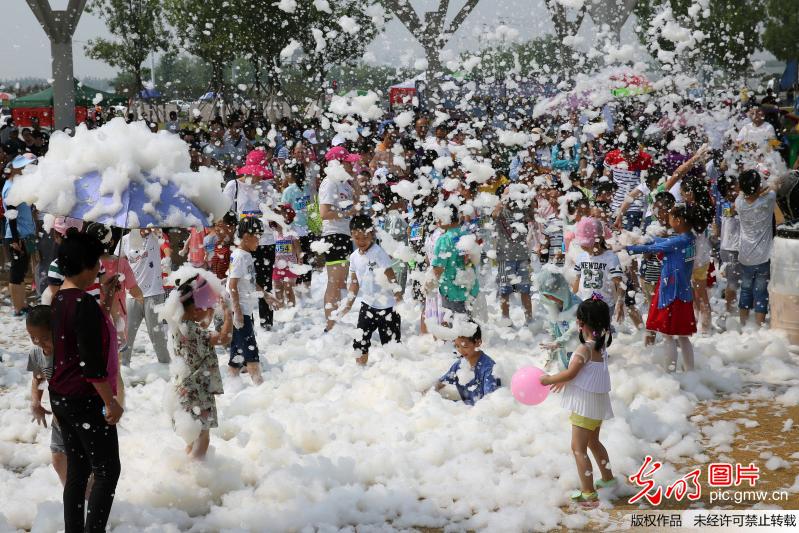 山东东营﹕泡泡浴 享清凉(1)_焦点 _光明网