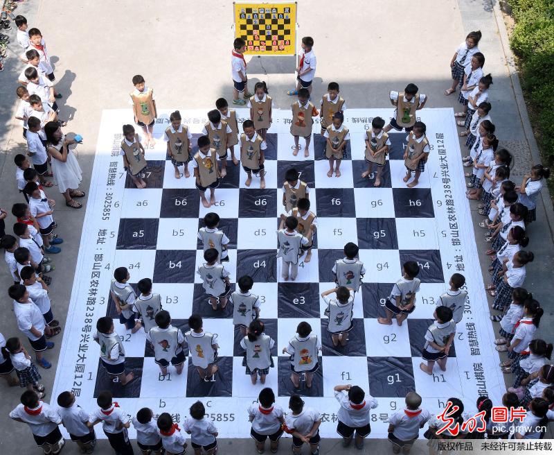 小学生上演真人国际象棋比赛(1)