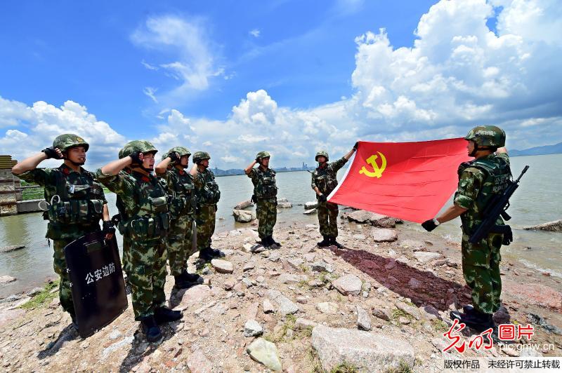 2017年7月1日,武警广东省边防总队机动支队官兵正在重温入党誓词.