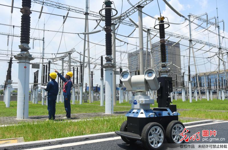 安徽滁州:智能机器人代替工人巡检设备保供电