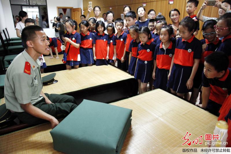2017年7月30日上午,浙江省桐庐县实验小学三年级一班的学生在看消防