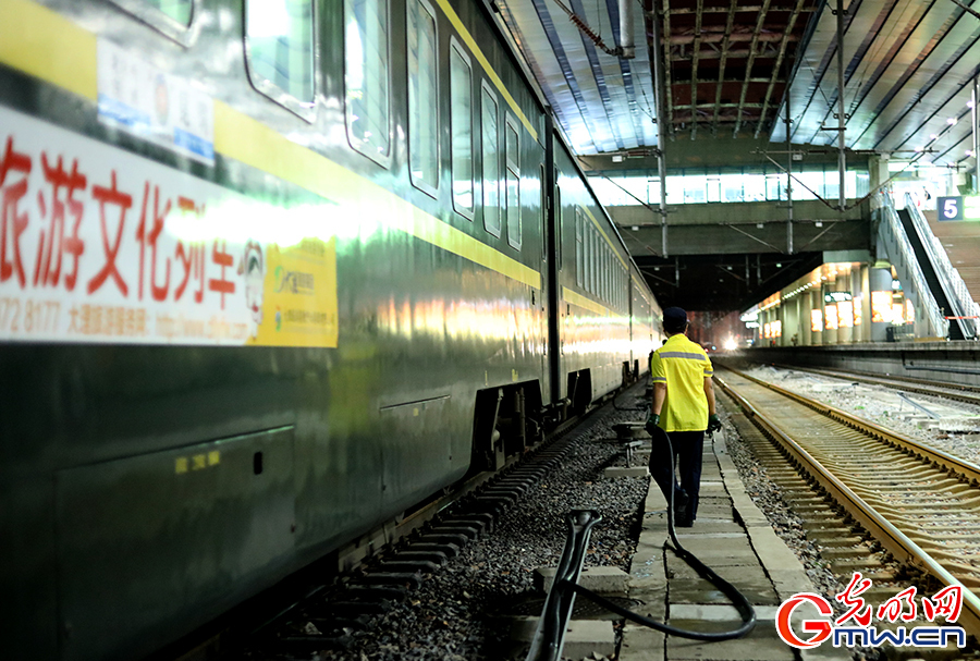 暑运特写:列车上水工