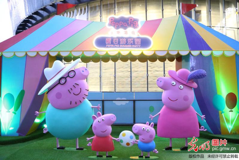 小猪佩奇夏日游乐园主题展在上海揭幕(1)