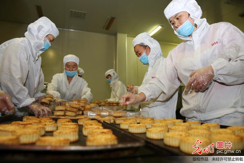 2017年9月2日,安徽省淮北市凤凰山食品工业园食品企业正在加工生产