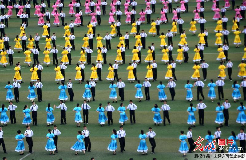 山东潍坊近700名中学生齐跳华尔兹(2)_焦点_光明网