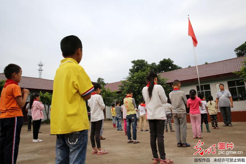 四川内江:一位村小教师37年的坚守(1)