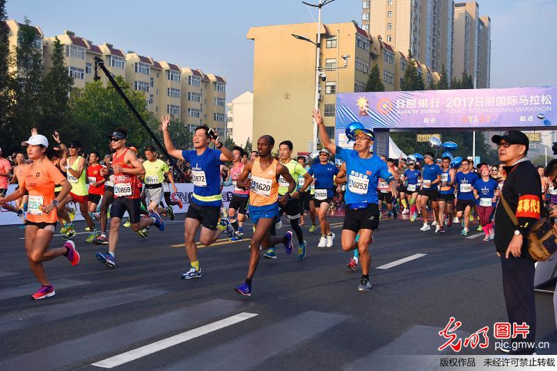 2017山东日照国际马拉松开跑