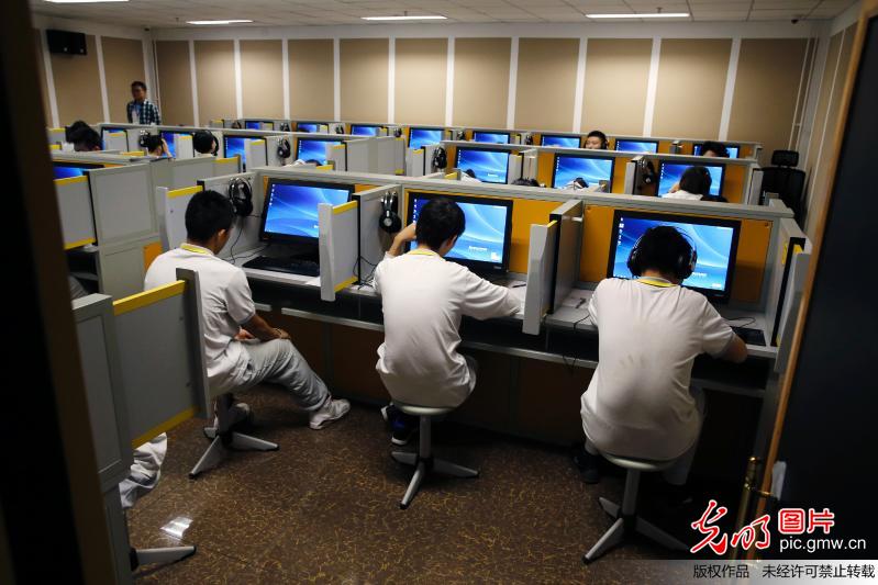 北京进行高考英语听力机上模拟考试