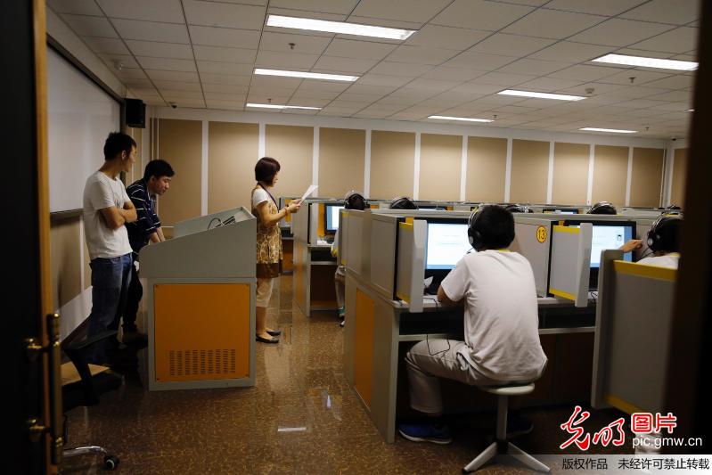 北京进行高考英语听力机上模拟考试(3)