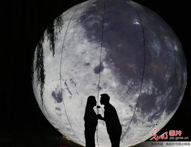 2017年10月3日,一对情侣在山东省邹平县长丰农场内的"月亮"下秀恩爱
