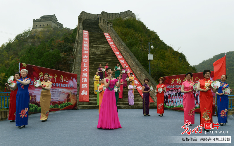 喜迎党的十九大 爱国歌曲响彻长城(3)_焦点_光