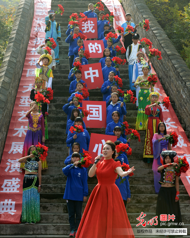 喜迎党的十九大 爱国歌曲响彻长城(6)_焦点_光