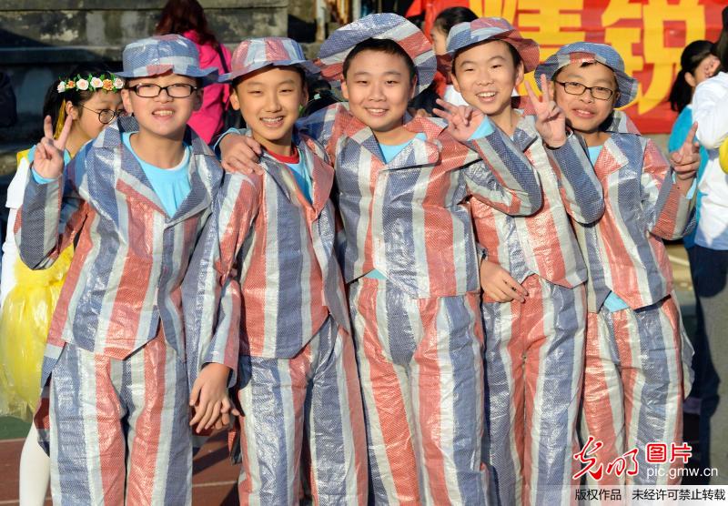 浙江省杭州市的几名学生在运动会开幕式上展示自制的"编织袋服装"