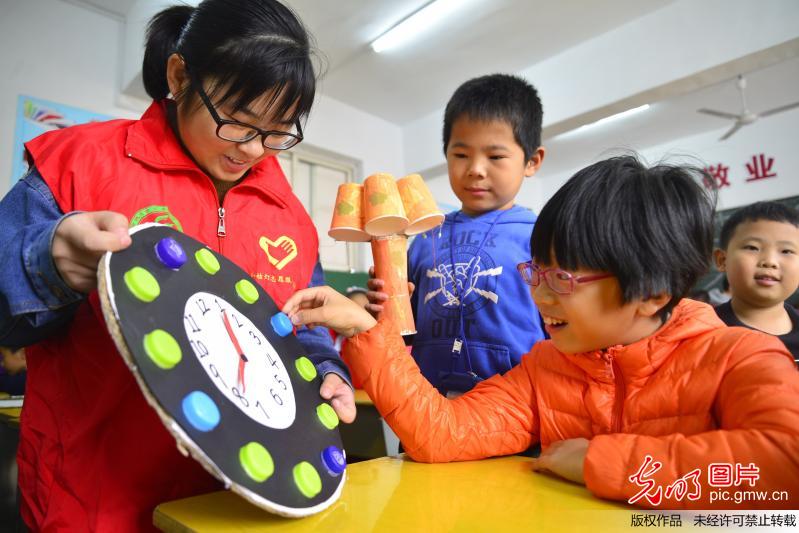 山东聊城﹕世界勤俭日小学生变废为宝学勤俭