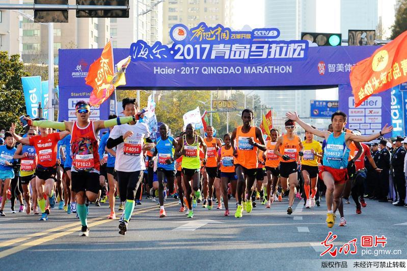 山东:2017青岛国际马拉松赛开跑(1)_焦点 _光明网