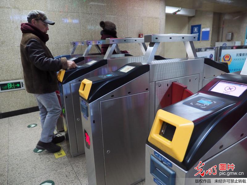 北京地铁闸机升级 二维码时代即将来临(1)