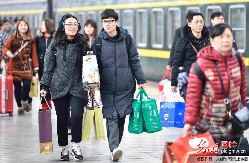 安徽亳州:春节假期过半 返程客流渐增