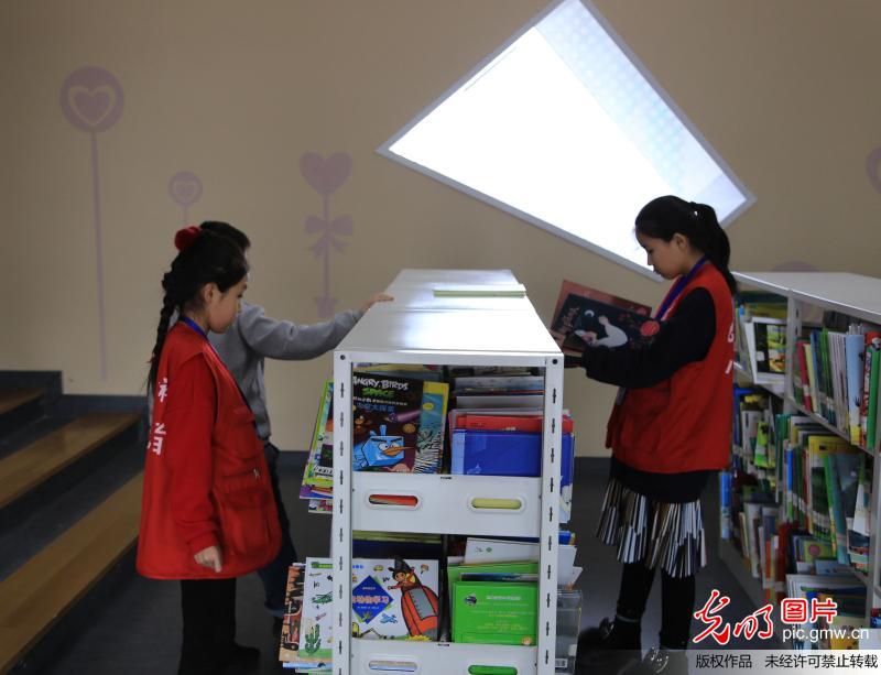 小志愿者成为图书馆别样风景