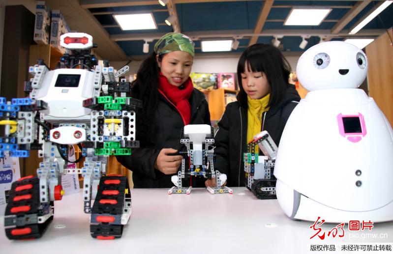 苏州:智能教育机器人成开学新装备