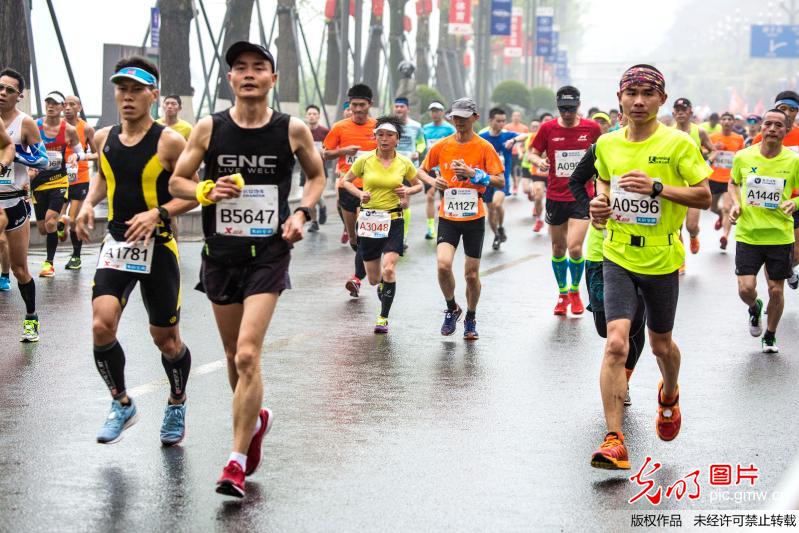 2018重庆国际马拉松赛鸣枪开跑
