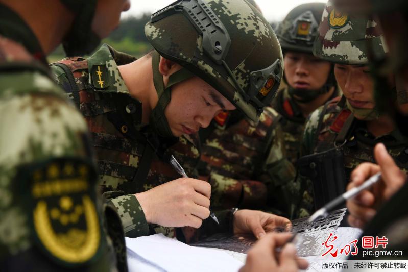 焦点 正文    当日,在桂北某训练基地,武警广西总队南宁支队把特战