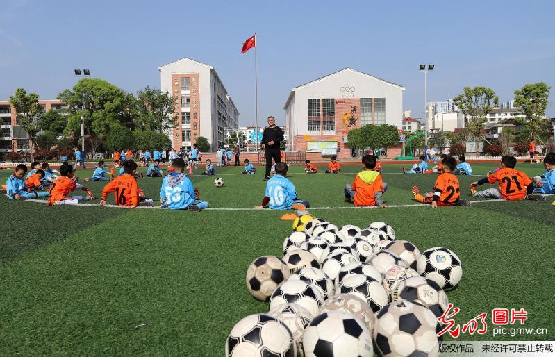 江西安福:校园足球训练忙